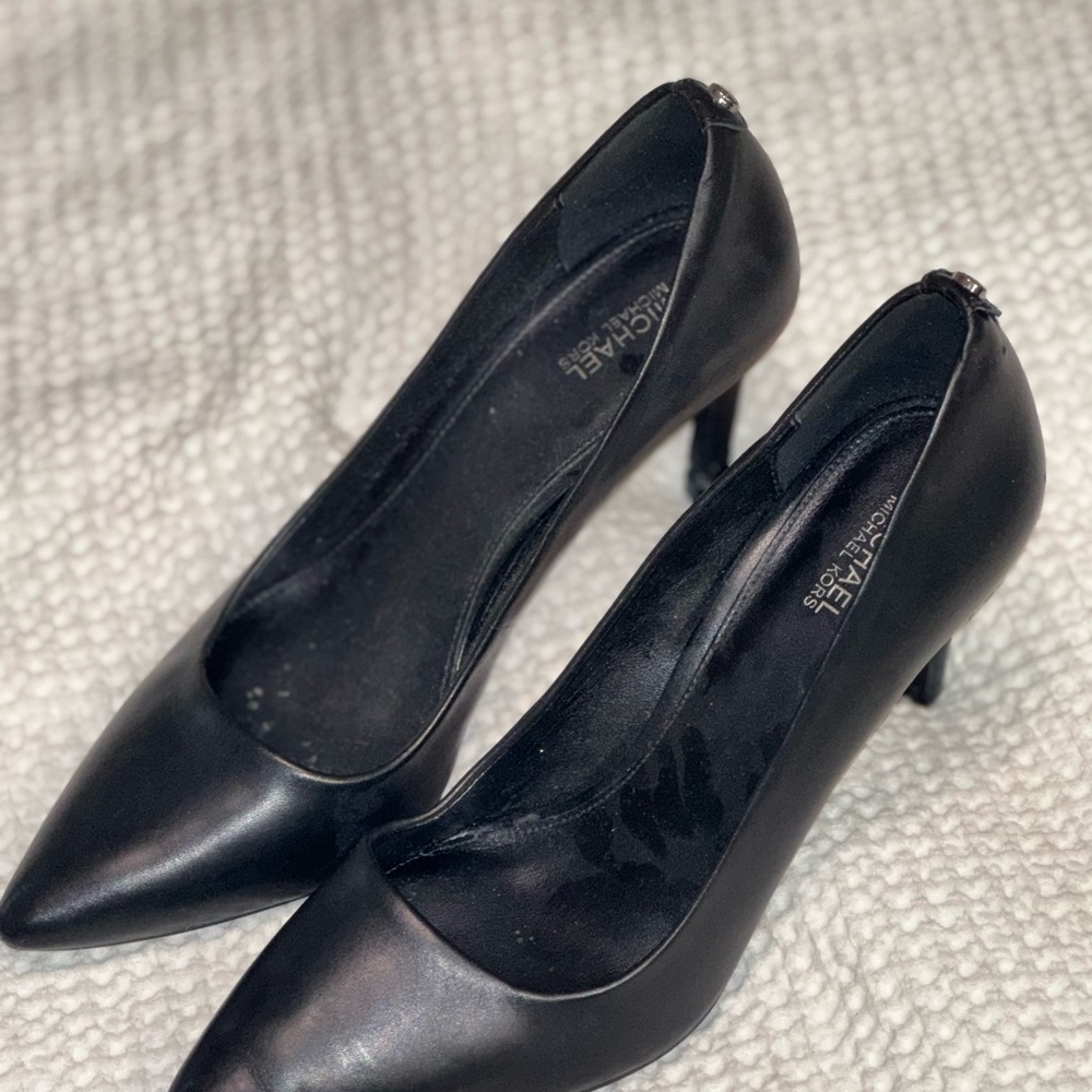 Michael Kors Black Leather pumps